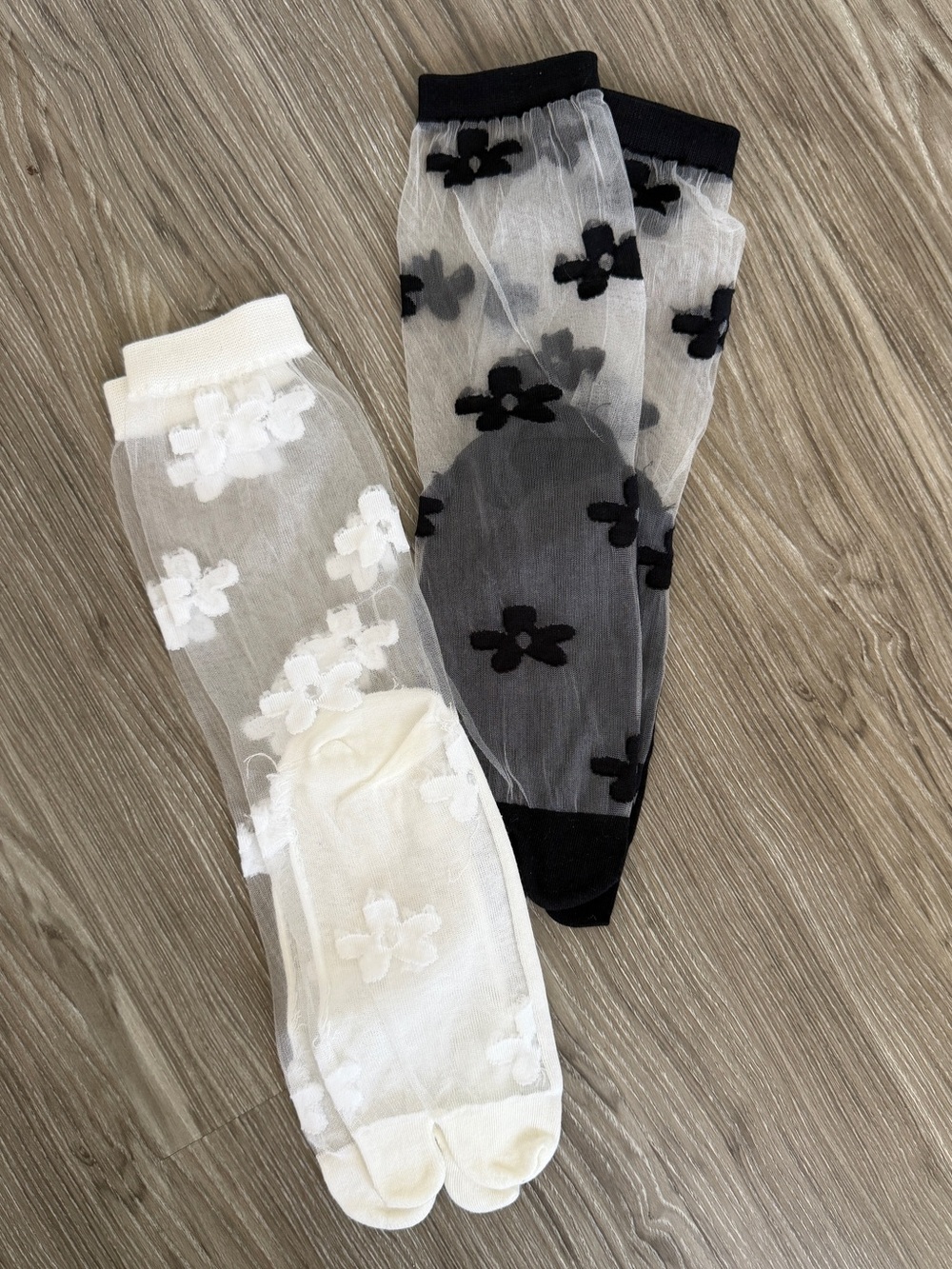 Two Pairs! Sheer Flower Pattern Tabi Socks, adult one size, black and white